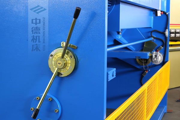 ZDSK-1232剪板機刀片間隙手動調(diào)節(jié)器，刻度清淅，調(diào)節(jié)省力又簡便.jpg
