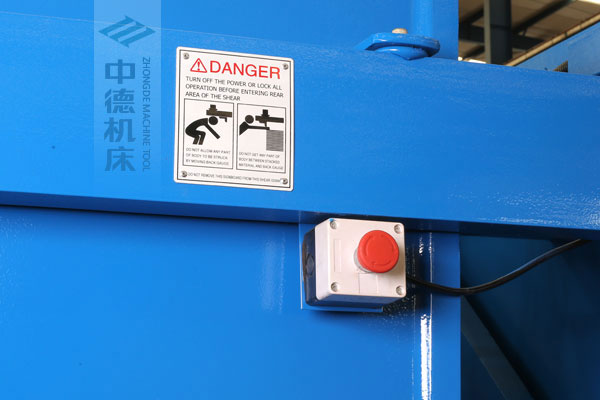 ZDSK-1232剪板機后部緊急停止按鈕，最大程度保障工人安全.jpg
